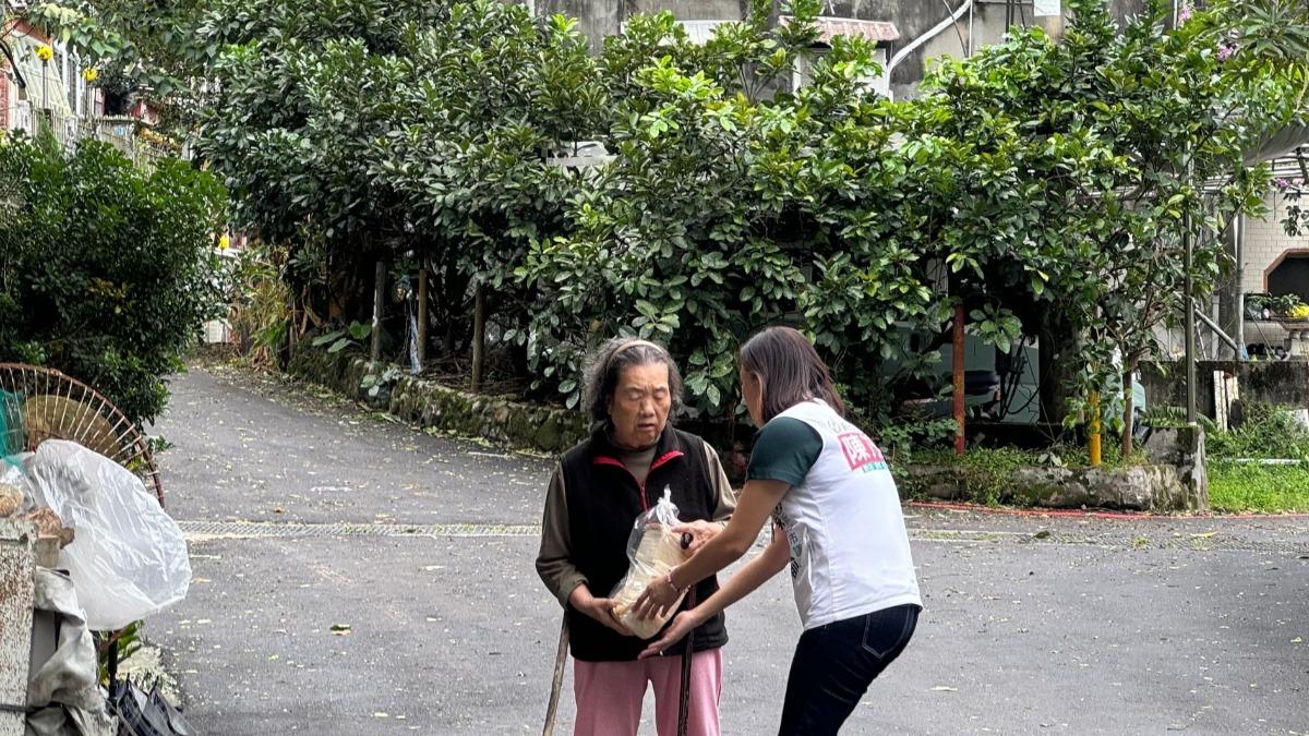 新北市議員陳乃瑜今(2日)和多家愛心店家,贈送乾淨飲用水和麵包至災區,協助災民度過難關。(圖/陳乃瑜辦公室提供)
