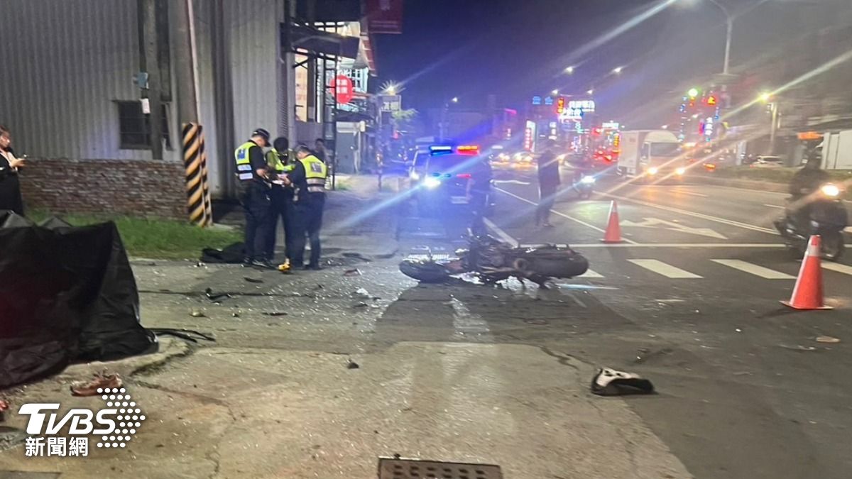 高雄鳥松區中正路昨(1)日晚間發生死亡車禍。(圖/TVBS)