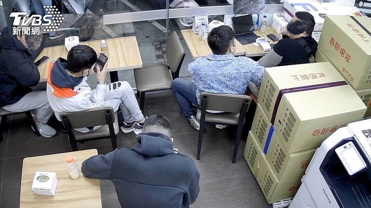 警方發現嫌犯於超商內進行盜刷行為。(圖/TVBS)
