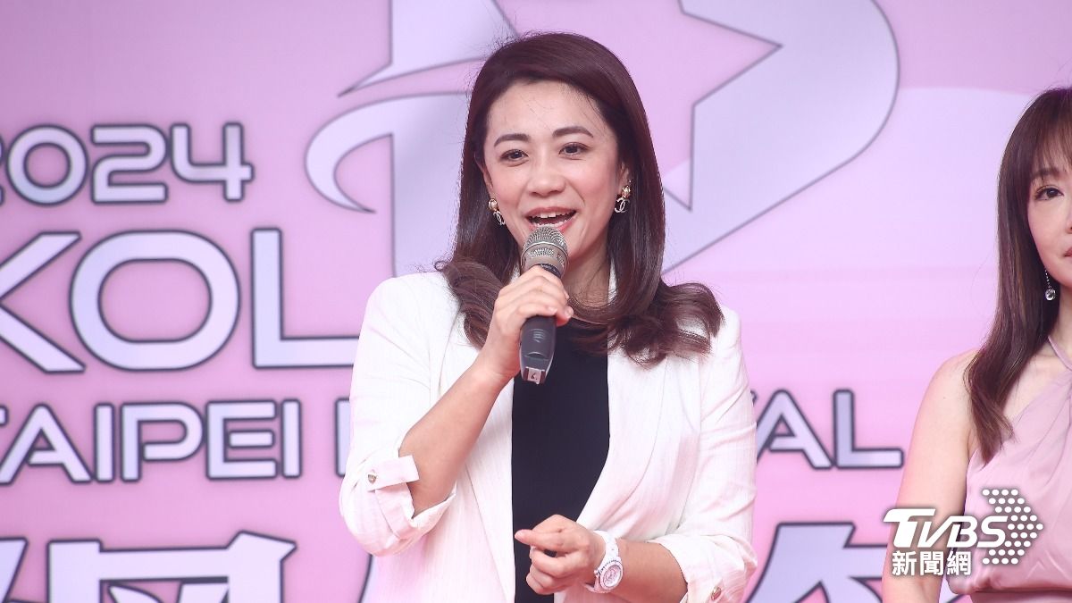 柯以柔離婚7年！認愛新歡後首露面　「藏不住幸福笑顏」騎單車大放閃