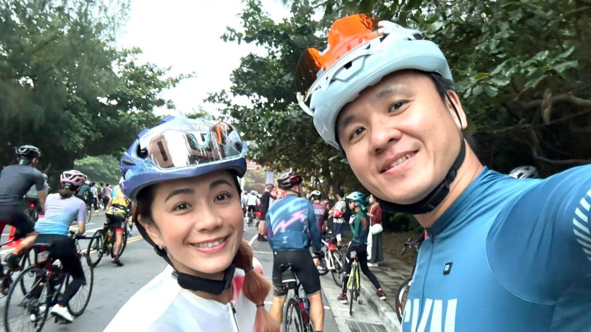 柯以柔(左)和男友放閃。(圖/翻攝自柯以柔臉書)