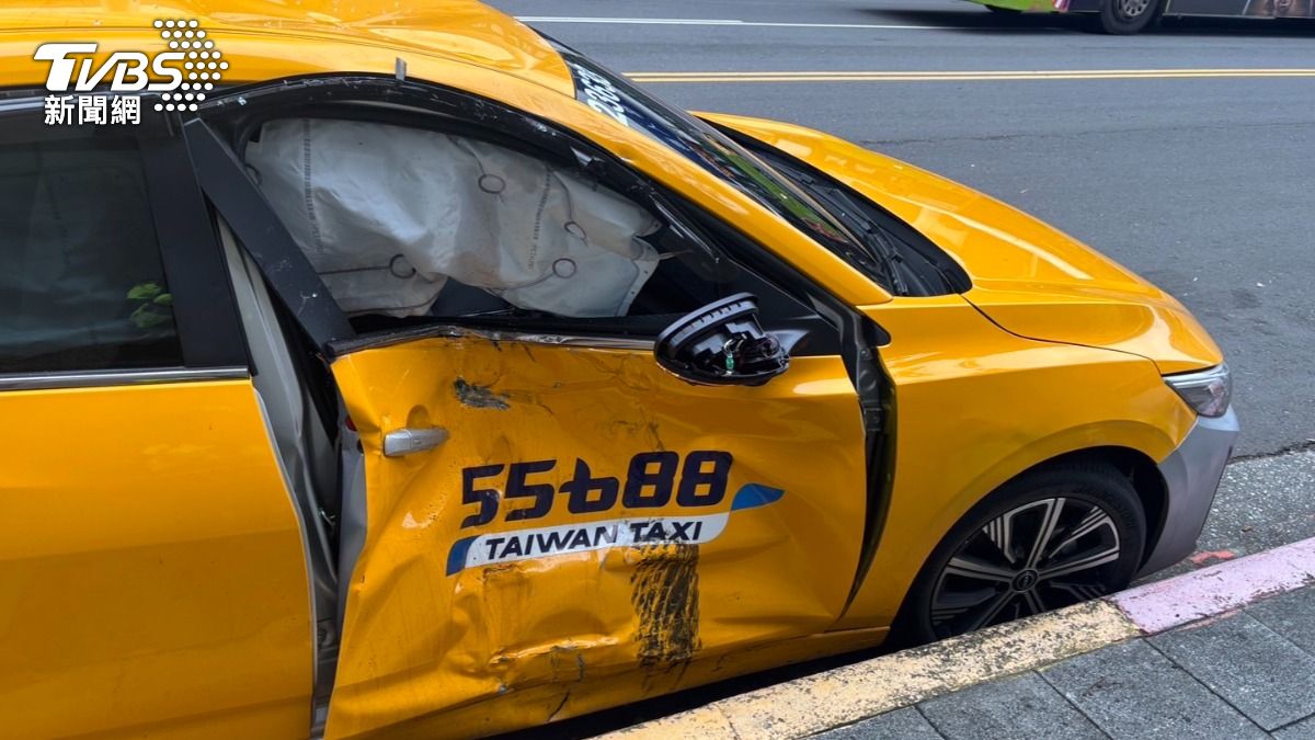 肇事計程車副駕駛座有嚴重撞擊痕跡。（圖／TVBS）