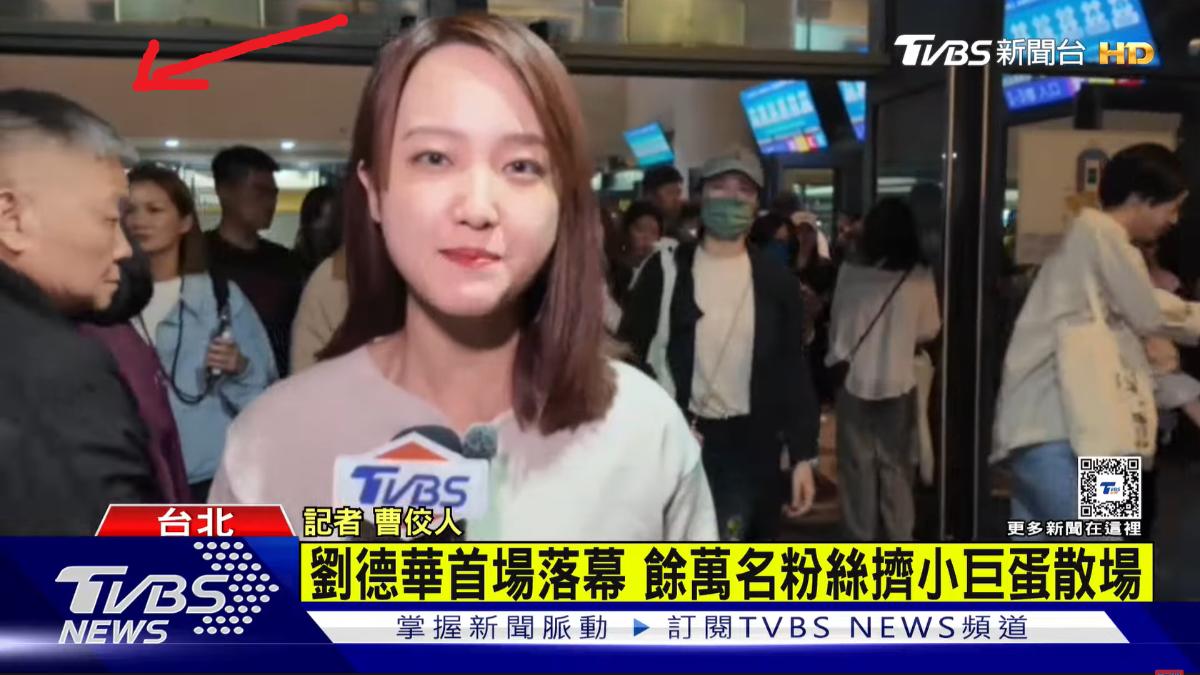 本台記者連線,顏清標巧妙同框。(圖/TVBS)