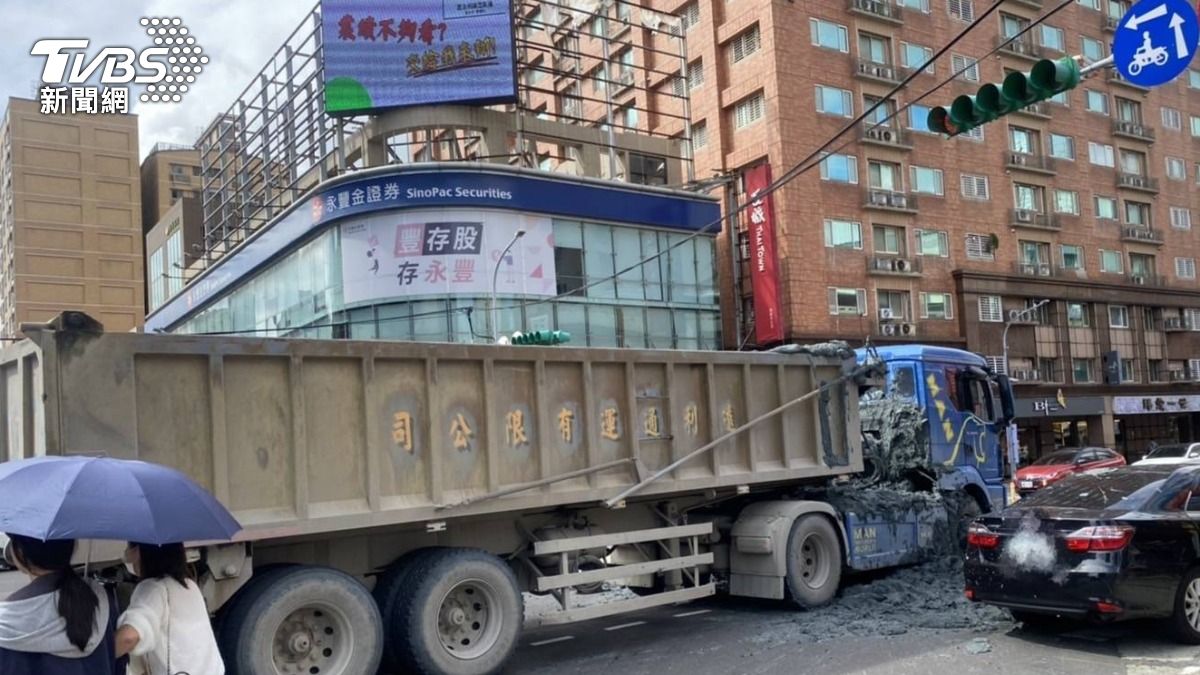 有片/桃園曳引車擦撞!「天降一坨」小客車慘被噴淤泥