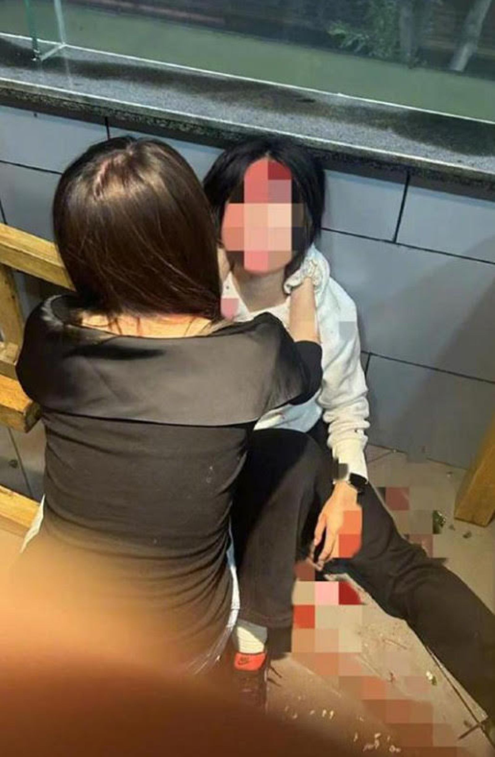 女學生拒絕搭訕後，被酒醉男子痛扁到滿臉都是血。（翻攝微博）