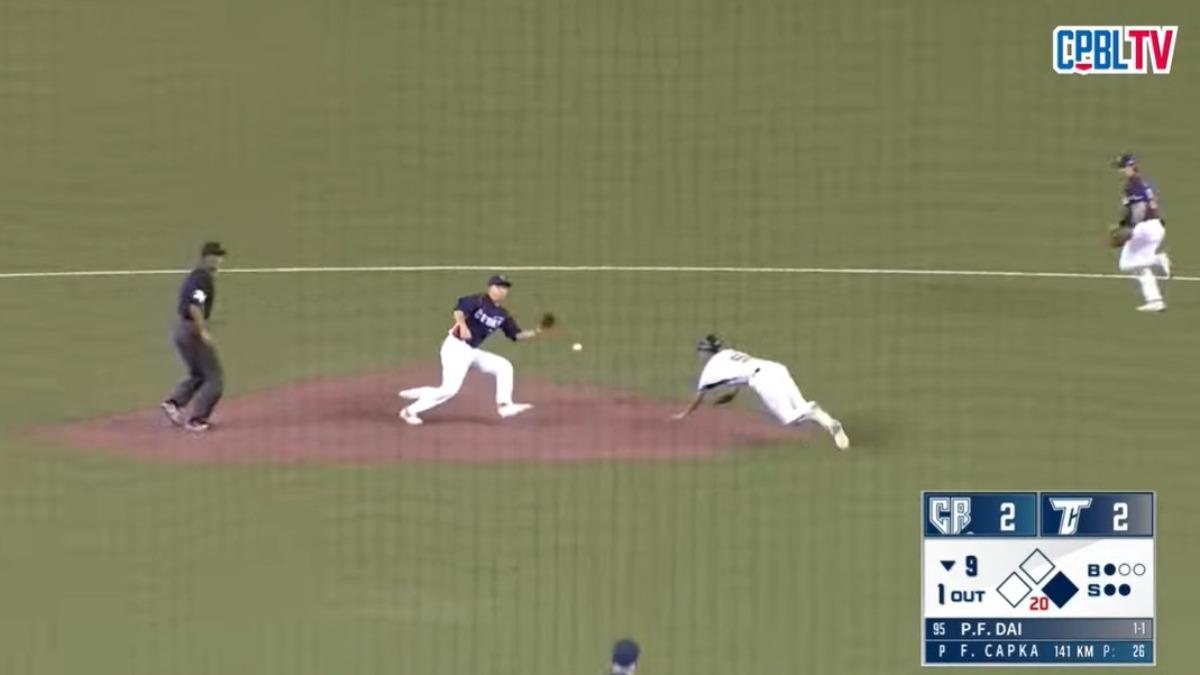 張政禹盜上二壘。 （圖／翻攝自YT@CPBL）