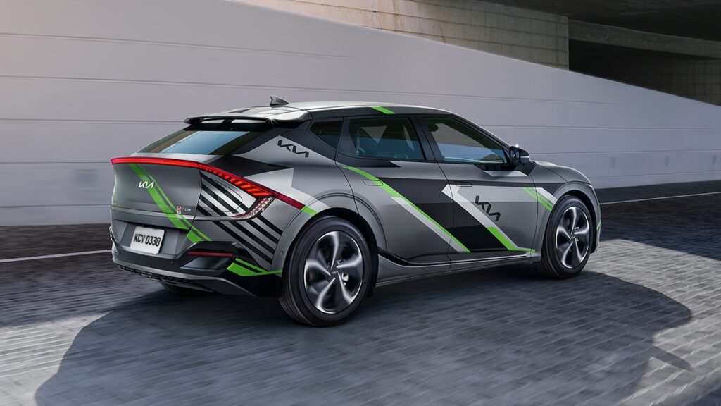 Kia EV6 Inspiring Edition是以Kia EV6後驅增程版為基礎，外觀選用消光月景灰車色，搭配GT車款專屬的彩繪元素。（圖／Kia提供）