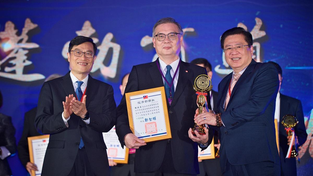 群益證券投資信託公司賴政昇董事長(中)與銘傳大學合作建立ESG投資篩選模型樹立綠色金融典範,獲頒優良商人獎。(圖/商總提供)