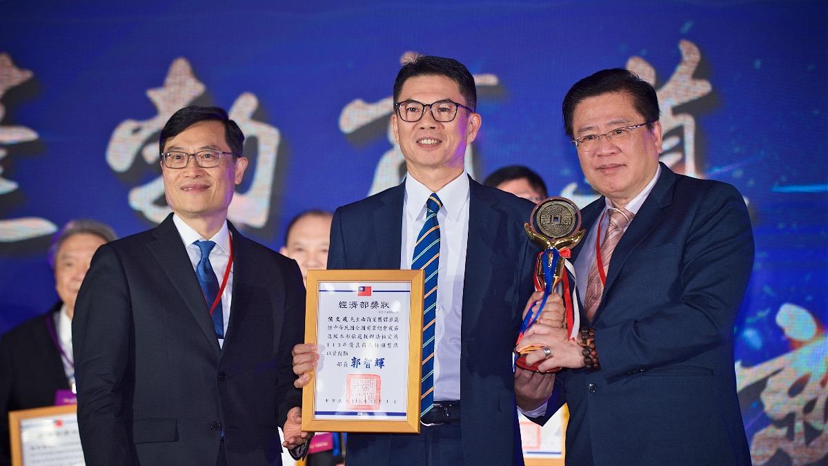 英屬百慕達商友邦人壽台灣分公司侯文成總經理(中)擁有超過三十年的壽險經驗,獲頒優良商人獎。(圖/商總提供)