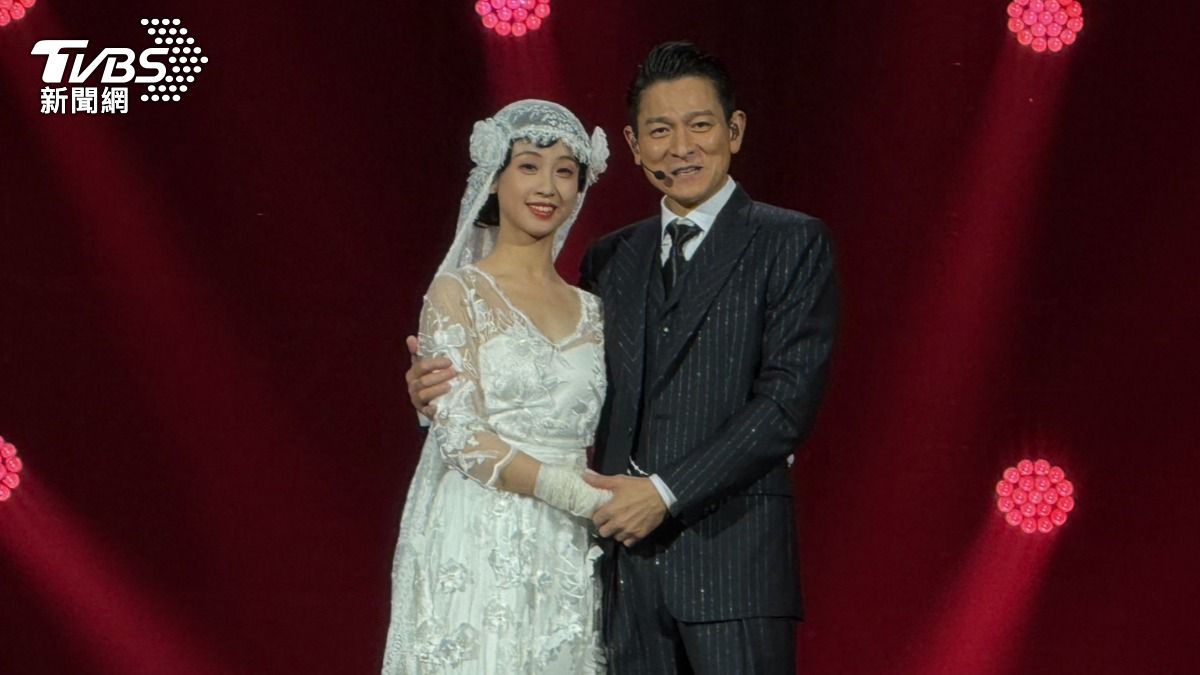 劉德華和女舞者演戲時,大批粉絲急著高喊「放開他」。(圖/讀者提供)
