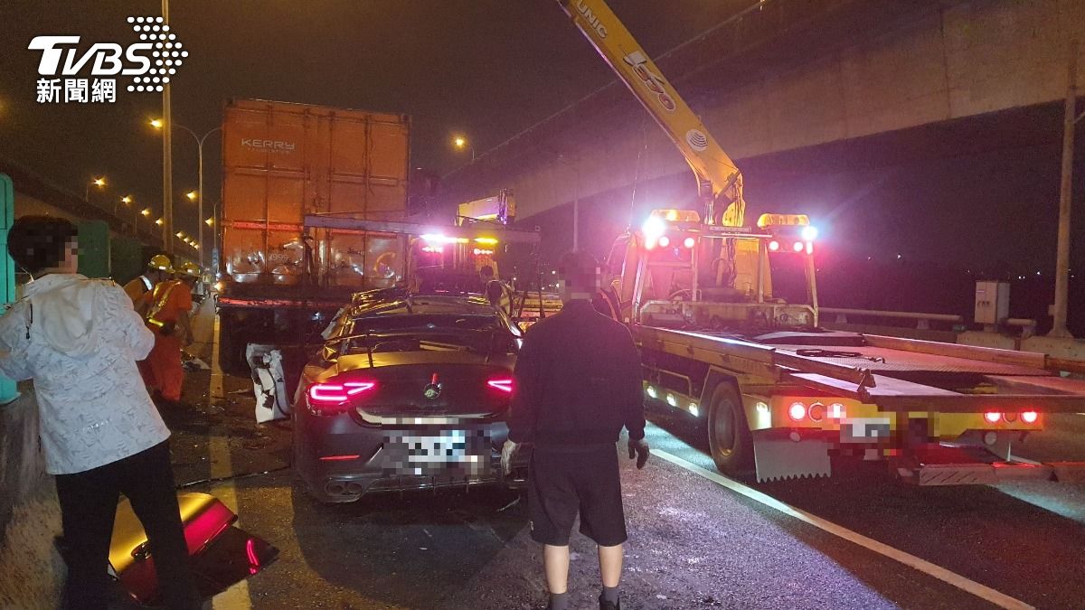 國道1號深夜「2車追撞」車頭全毀！小客車駕駛急送醫亡　