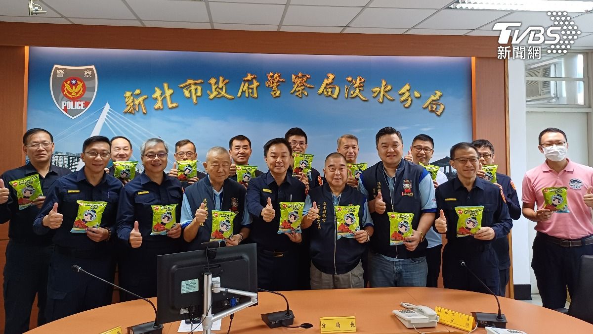 淡水分局、淡水福佑宮與國民零食「乖乖」推出聯名商品。(圖/TVBS)