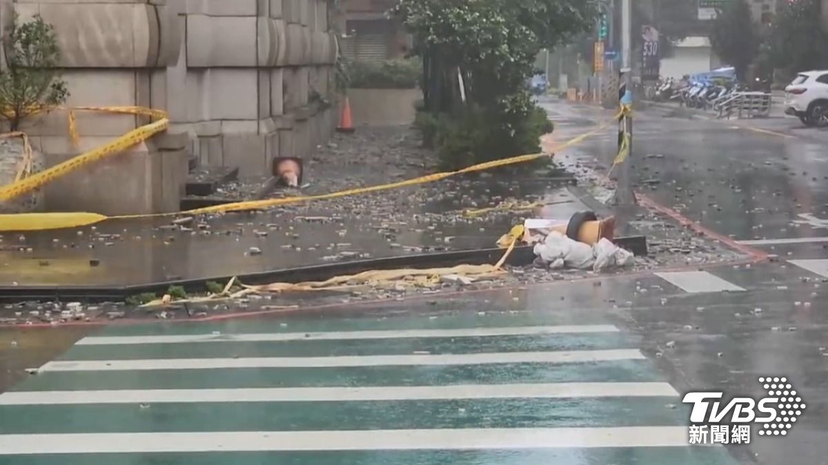 颱風天社區下「磁磚雨」嚇壞路人 桃園建管處出手了