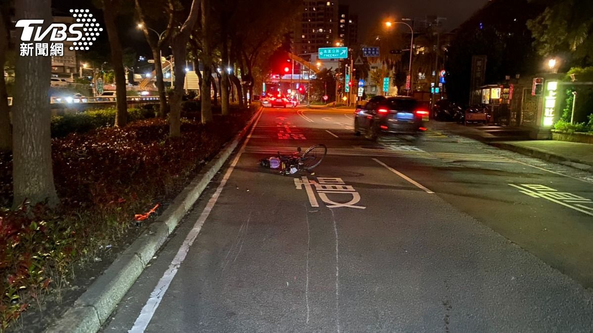 婦人騎乘單車遭追撞,肇事車輛逃離現場。(圖/TVBS)