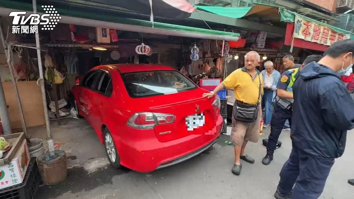 小轎車撞進水果攤，所幸未釀成人員傷亡。（圖／TVBS）