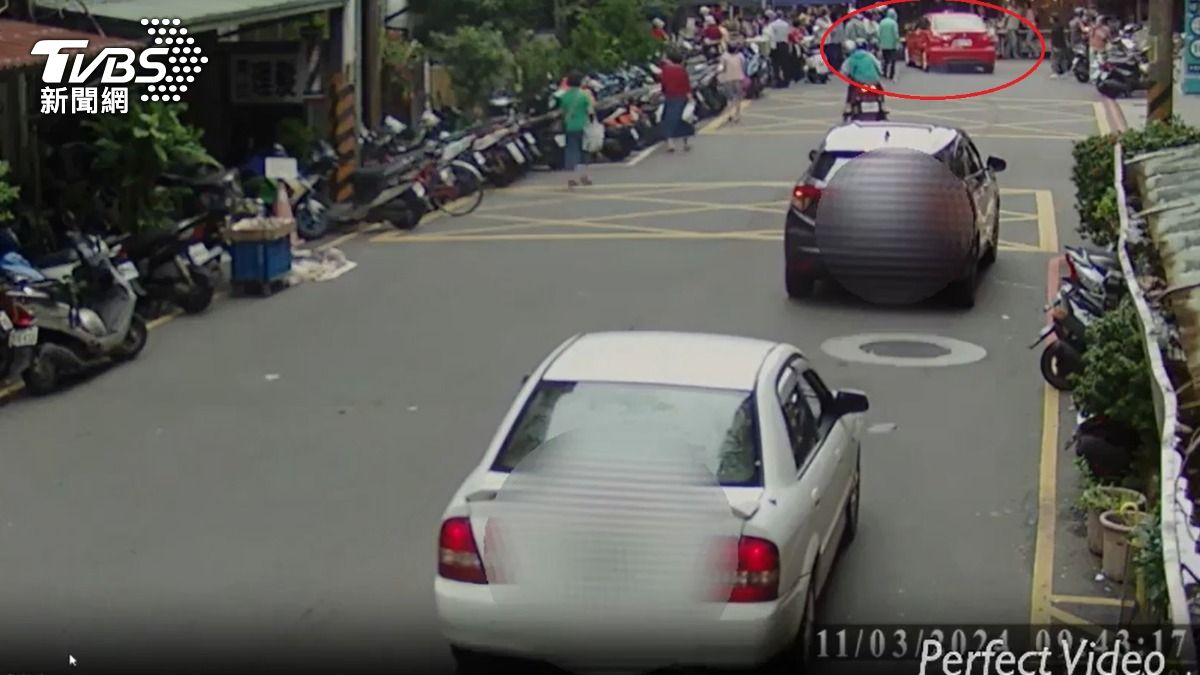 監視器拍下小轎車撞進水果攤的瞬間。（圖／TVBS）