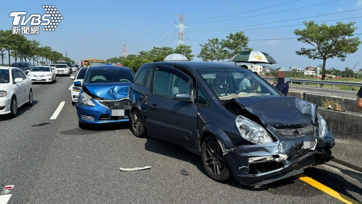 快訊/國1楠梓段6車連環撞!車頭嚴重毀爛 5人緊急送醫