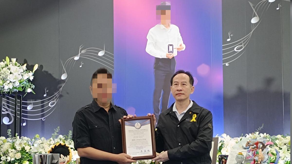 航空機械系主任王玉城（右）則送上147結業證書。（圖／朝陽科大提供）