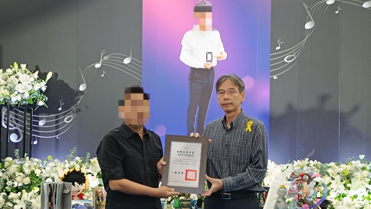 朝陽科大秘書長廖經芳（右）代表校方頒發畢業證書。（圖／朝陽科大提供）
