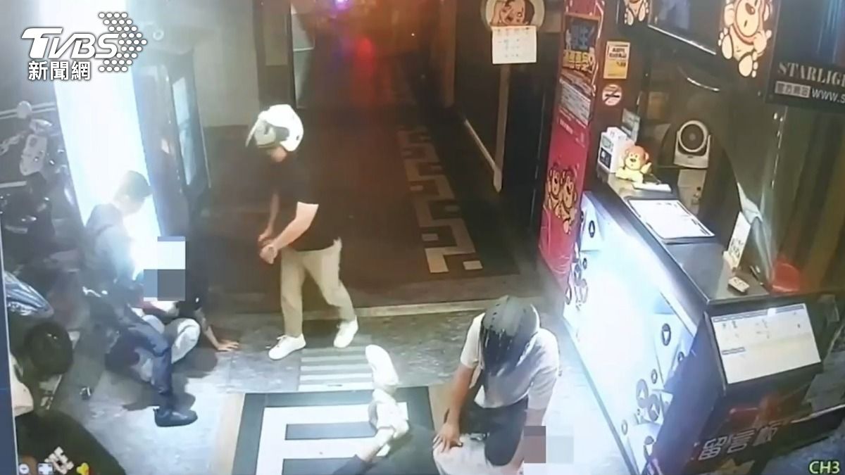 新北KTV大亂鬥!16酒客碰撞持西瓜刀砍人 被噴辣椒水壓制