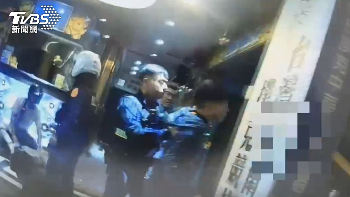 KTV傳出酒客鬥毆，警方快打部隊到場壓制。（圖／TVBS）