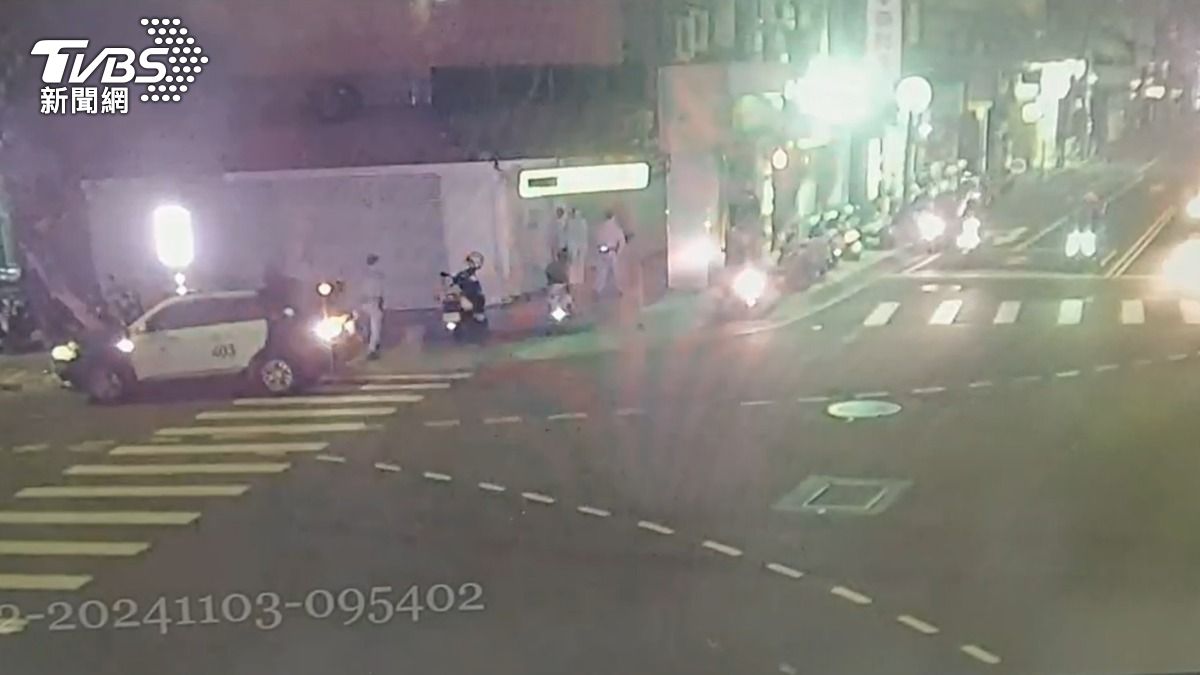 KTV傳出酒客鬥毆，警方快打部隊到場壓制。（圖／TVBS）