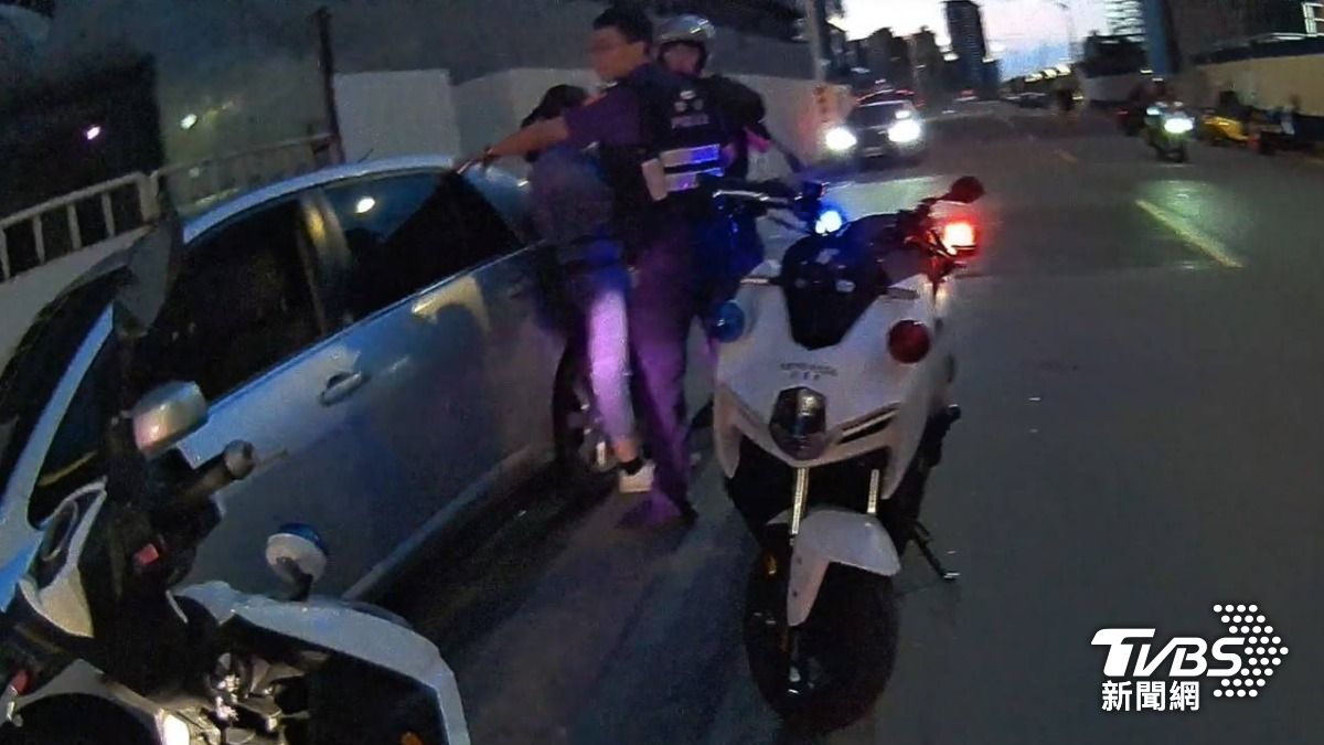越籍情侶開心出遊!違規遭警攔 揪出「2人都失聯」下場慘