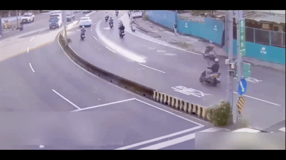 打滑片/輾到香油油漬自摔 機車騎士險衝對向車道遭輾