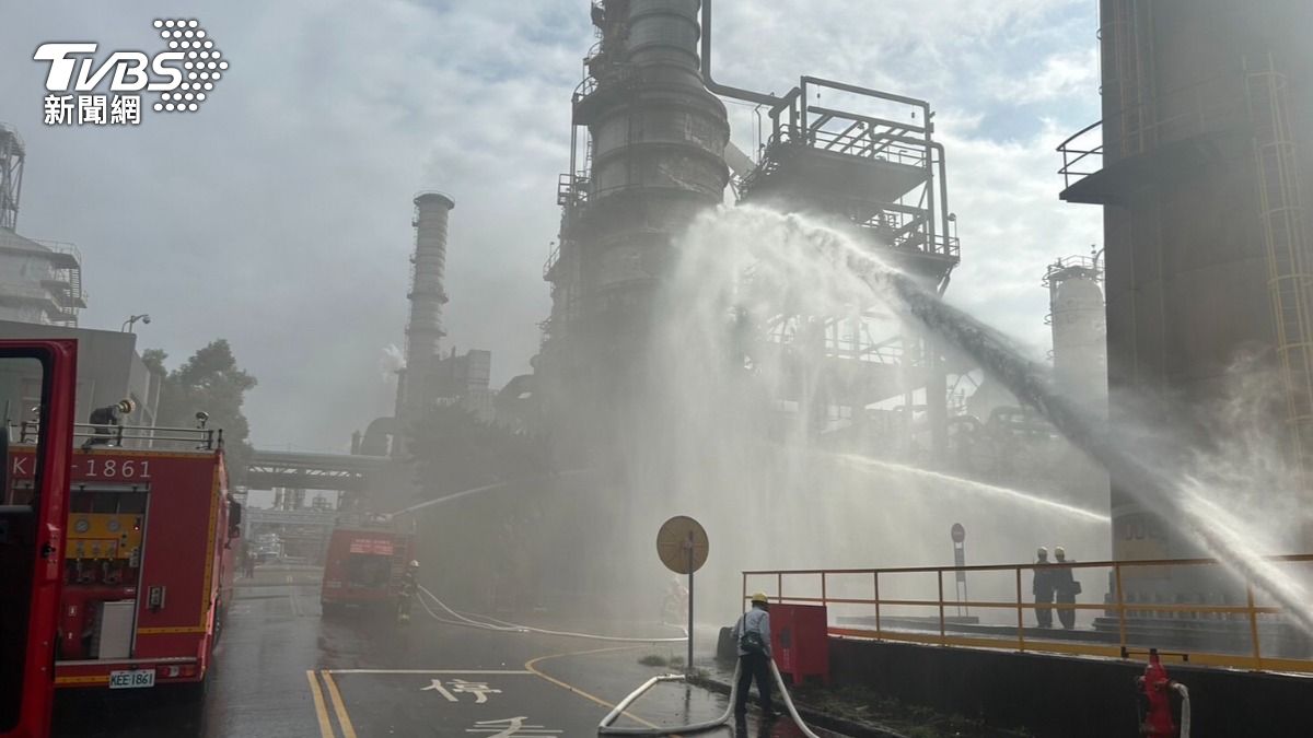 中油桃園煉油廠「柏油真空塔」失火 消防急射水降溫