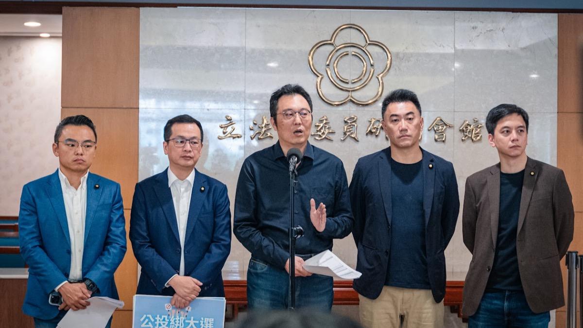 藍委羅智強(左二)等人針對公投綁大選公布民調。(圖/羅智強辦公室提供)