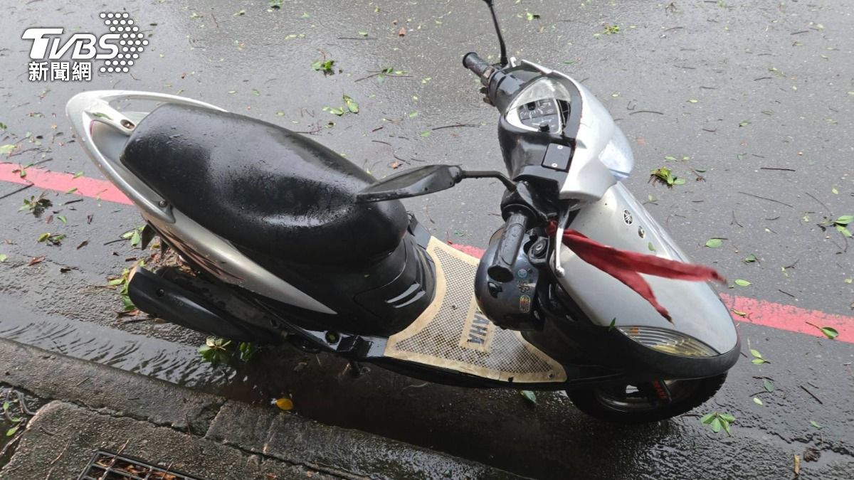 陳男疑似遭到路樹壓倒，緊急送往中港澄清醫院急救後回天乏術 。（圖／TVBS）