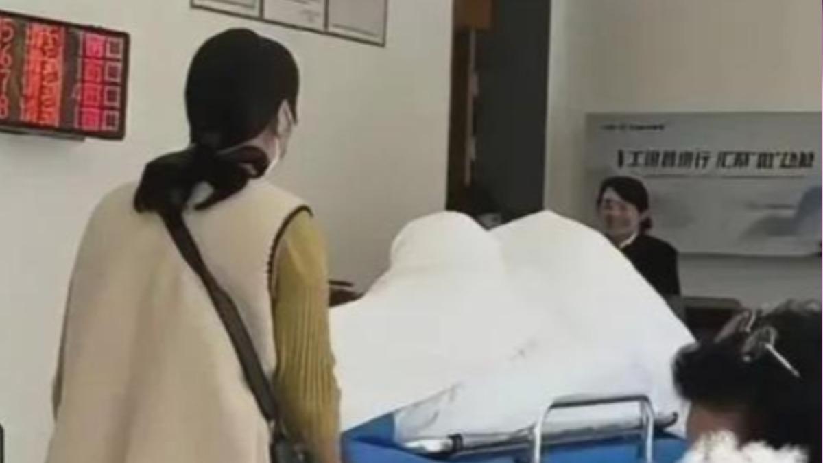 堅持本人臨櫃辦理?家屬「病床推進銀行」 陸員工笑出來掀怒