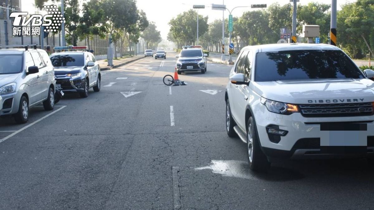 男童騎腳踏車從敦化路二段的人行道斑馬線騎出‵，遭先撞後輾。（圖／TVBS）