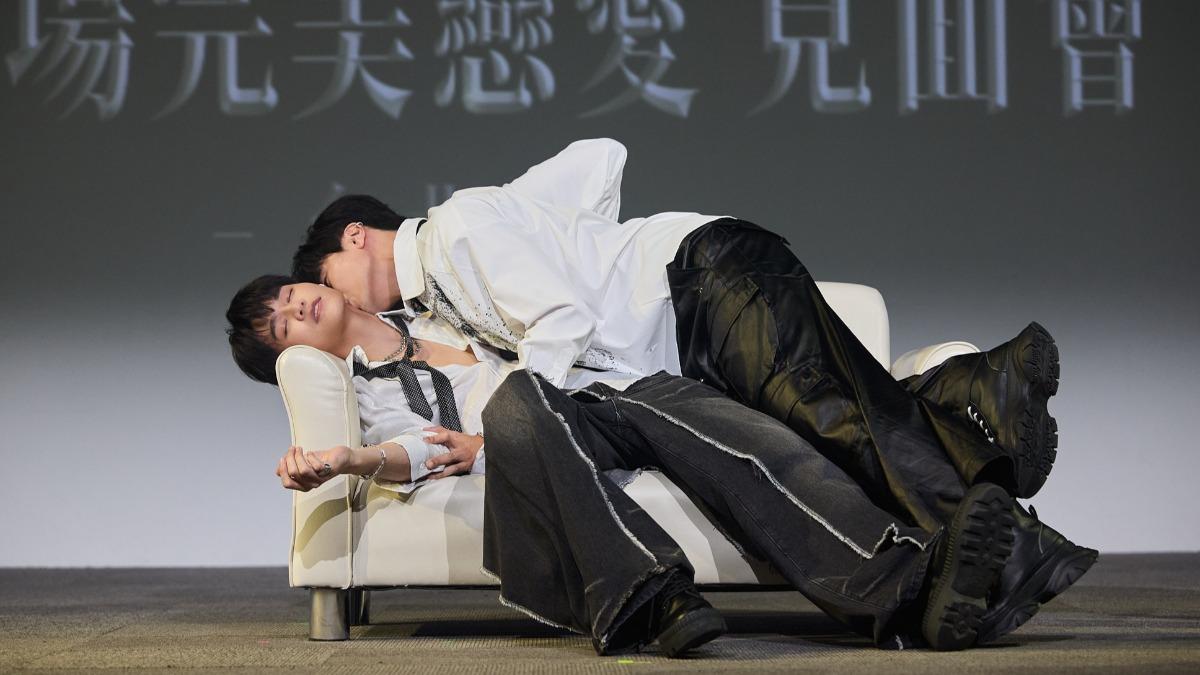 Jame(左)、劉泯廷性感加戲。(圖/GagaOOLala提供)