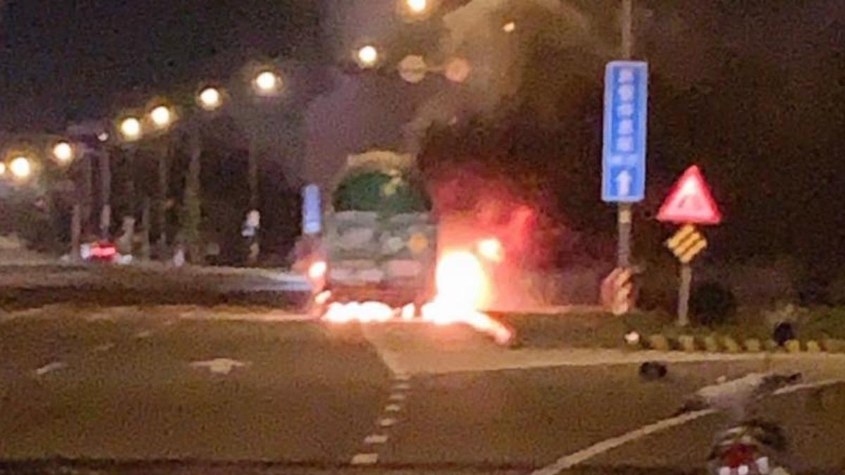 快訊/台61線油罐車起火!新豐休息站竄火球 狂冒濃煙消防馳援
