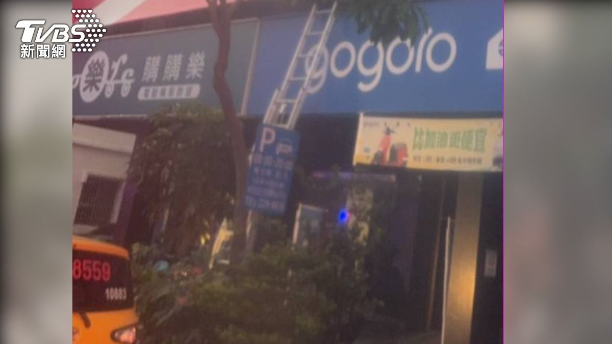 快訊/高雄凌晨火警!Gogoro店面2樓突竄火狂冒濃煙