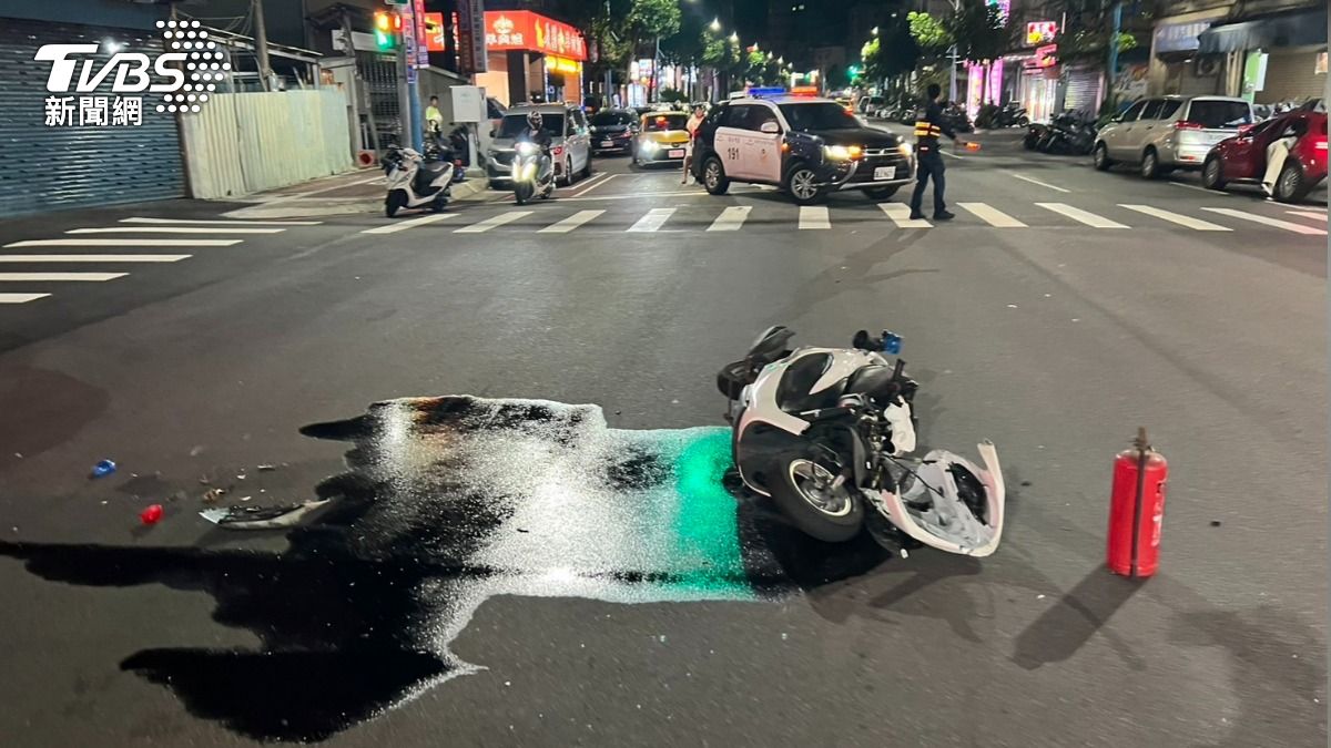 警車倒地後一度竄出大量濃煙。(圖/TVBS)