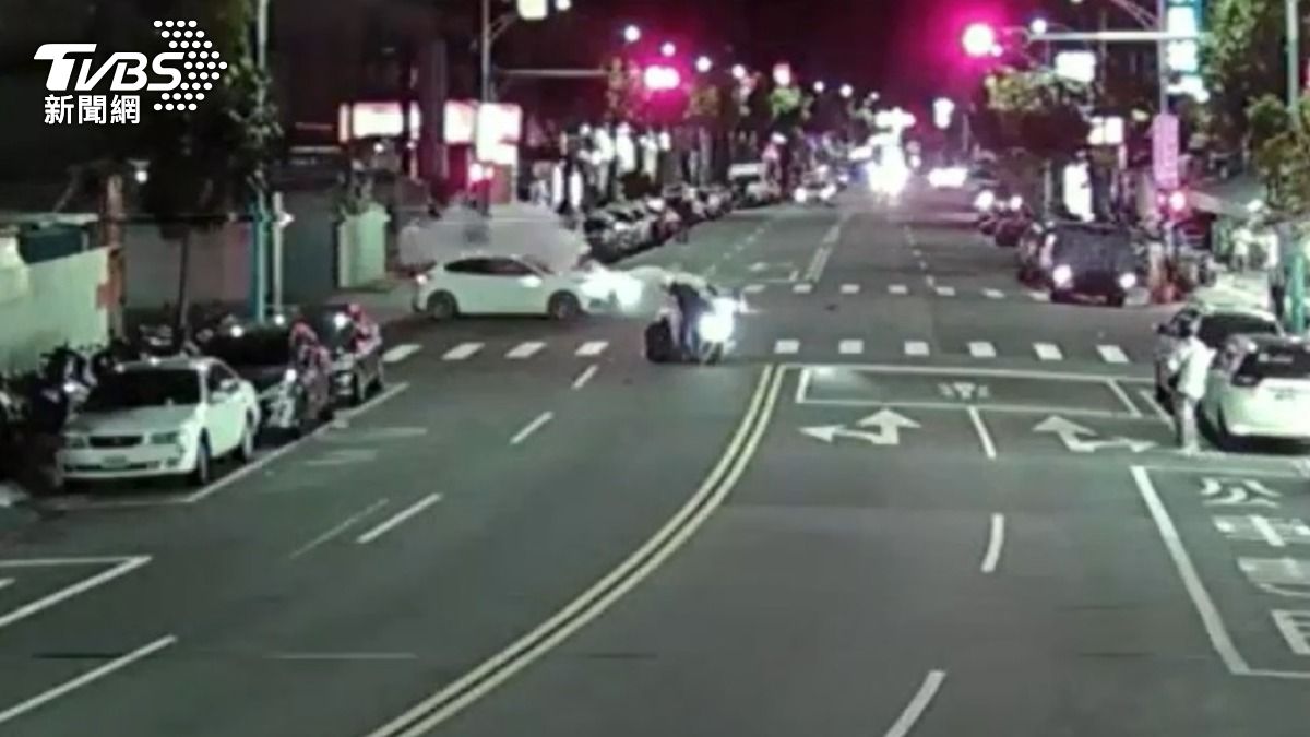 警車倒地後一度竄出大量濃煙。(圖/TVBS)