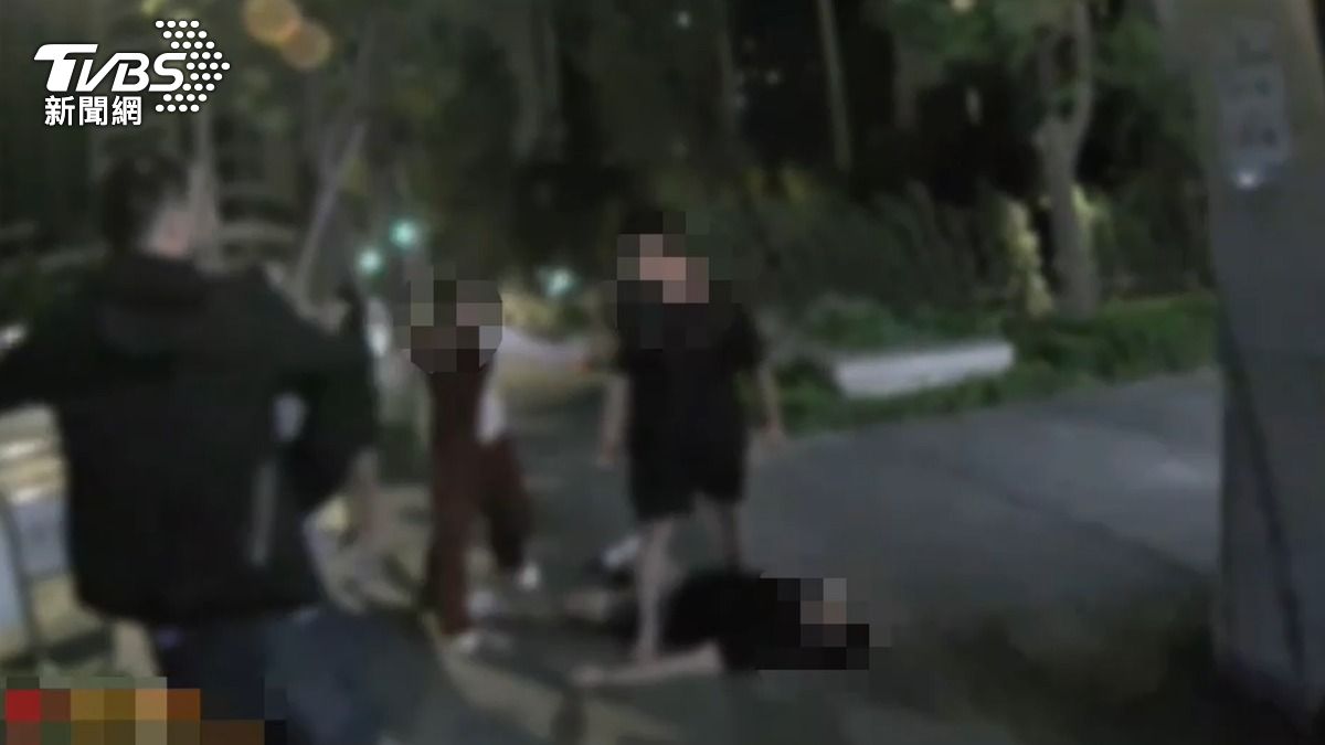 喝酒誤事!新北男發酒瘋跟住戶鬥毆摔破頭 老婆急帶小孩勸架