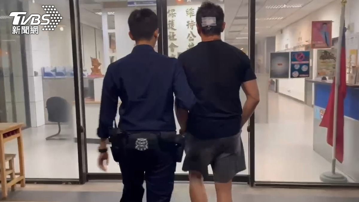 警方將鬧事的李男帶回偵辦。（圖／TVBS）
