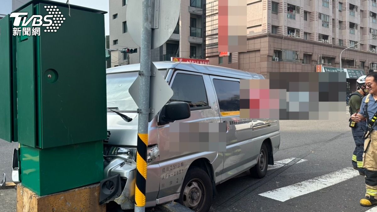 警方獲報立即派員到場戒護。（圖／TVBS）