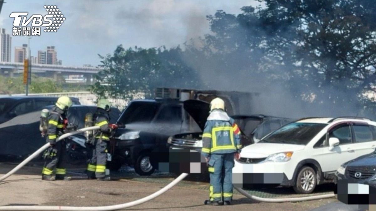 快訊／離奇火燒車！北市停車場休旅車突自燃　消防急灌救　