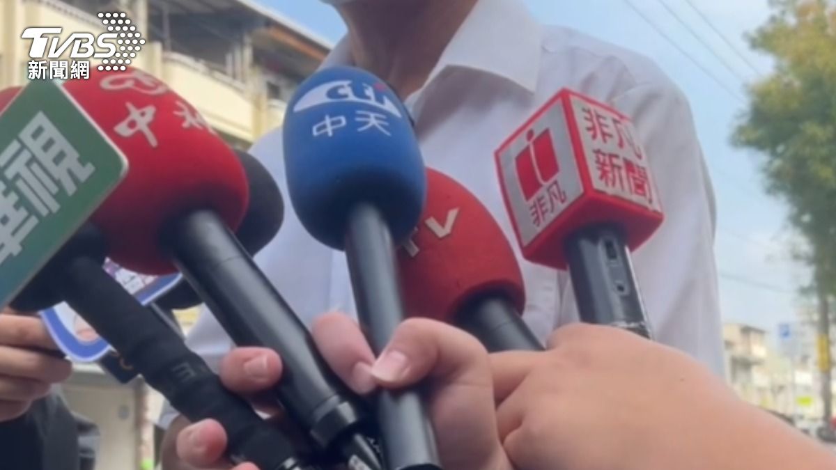校方正用技巧性尋找目擊友人。（圖／林冠丞攝）