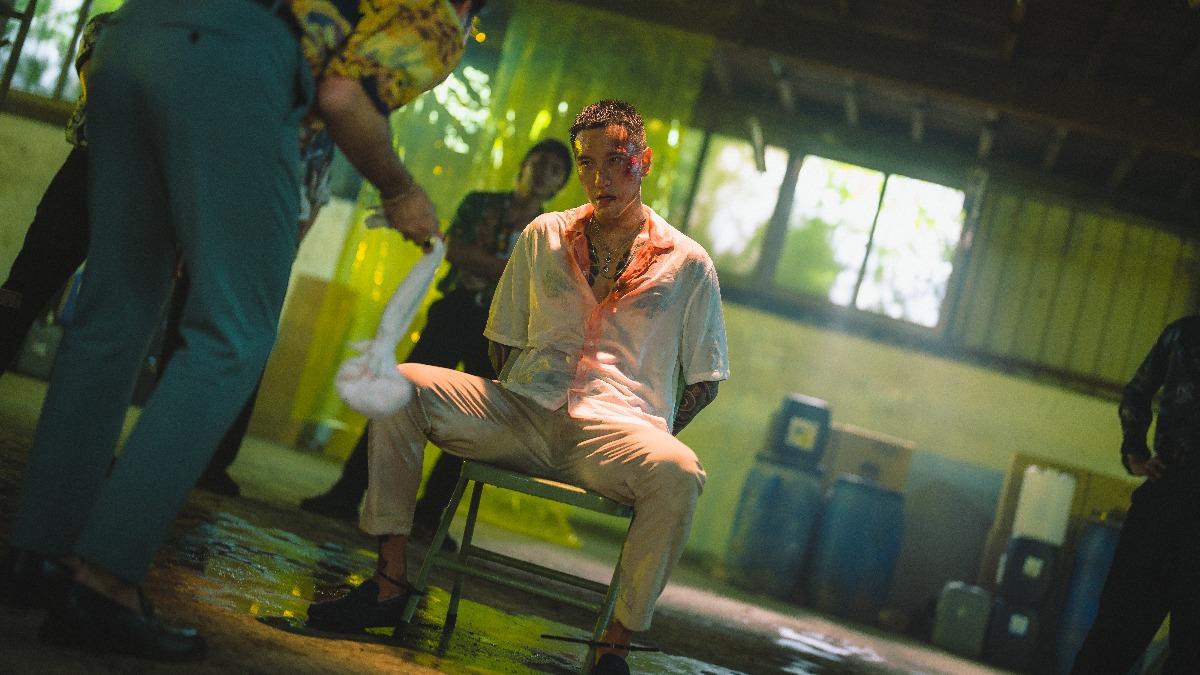 王陽明敬業挨拳。(圖/鹿路電影提供)