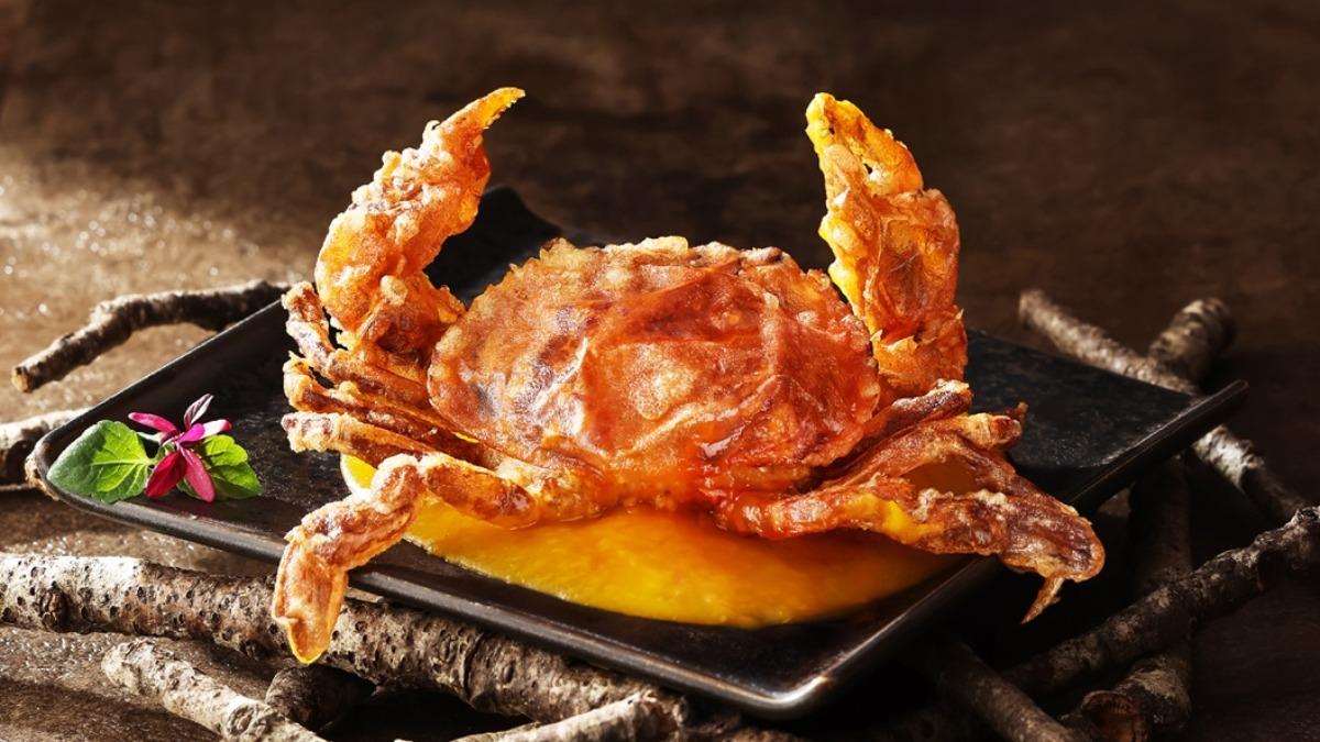 「阪前和牛鐵板燒」出示活動貼文畫面並打卡，款待「黃金軟殼蟹天婦羅」1份。（圖／業者提供）
