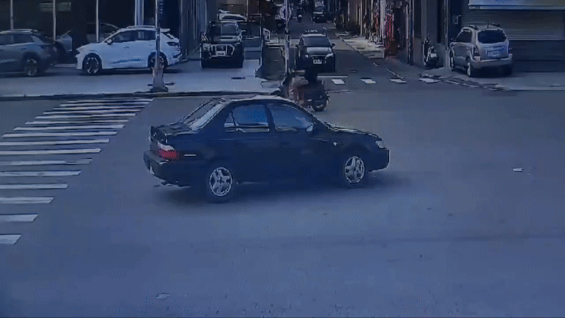 特斯拉行經路口時突然鬼切，與運鈔車發生碰撞。（圖／TVBS）