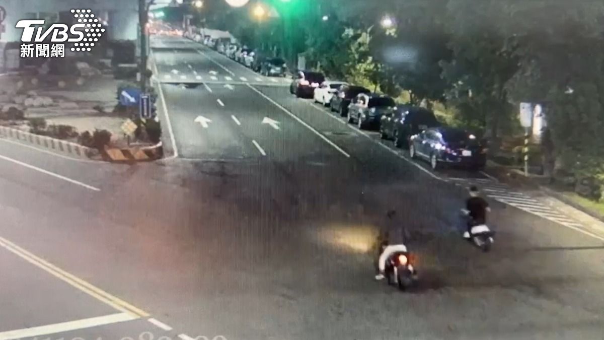 監視器拍下2人競速的身影。（圖／TVBS）