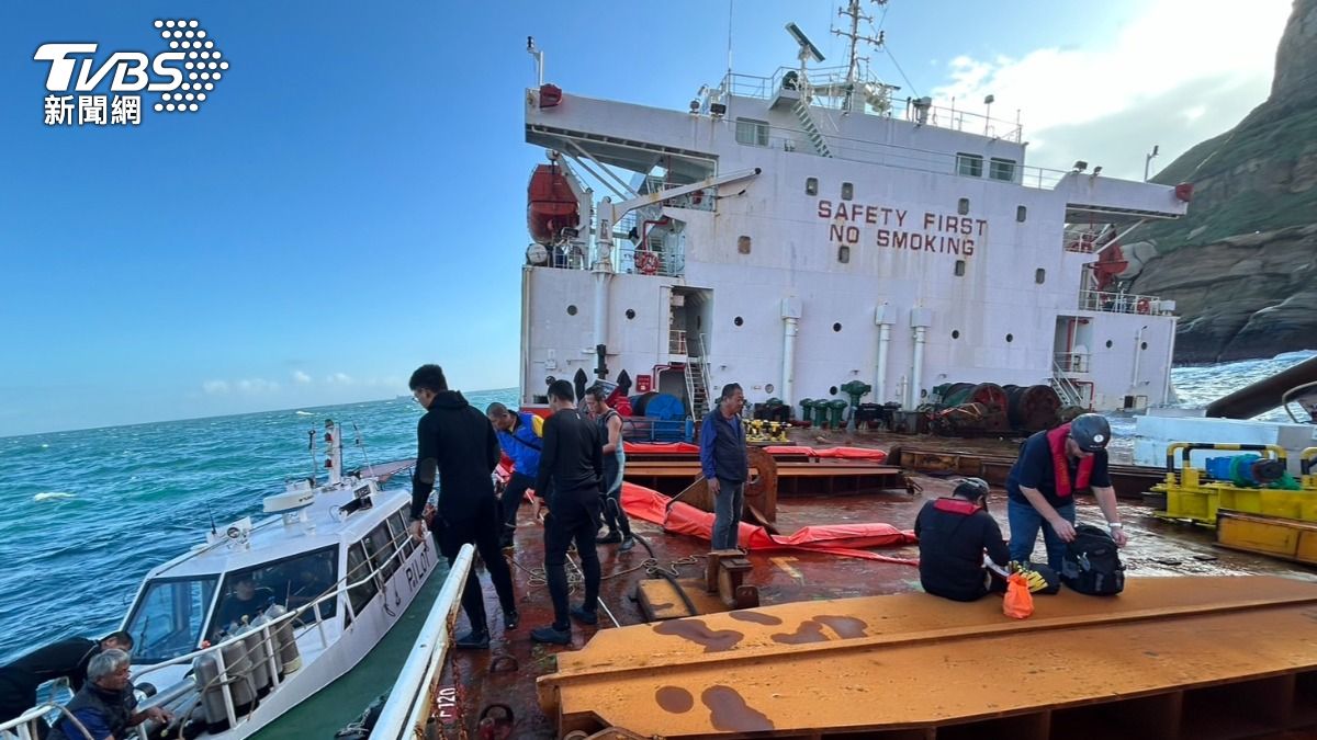 「290噸油」恐流入海！中國貨輪擱淺野柳　作業人員登船堵漏