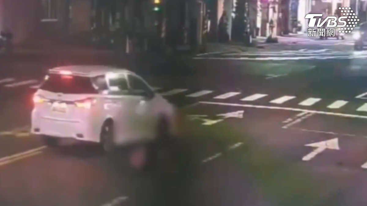 恐怖撞擊瞬間曝!高雄女違規闖馬路遭撞飛 加護病房搶救中