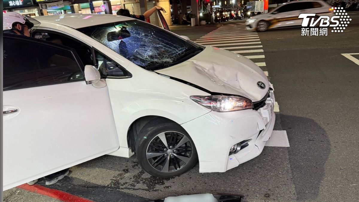 車輛引擎蓋遭到撞擊凹陷。（圖／TVBS）